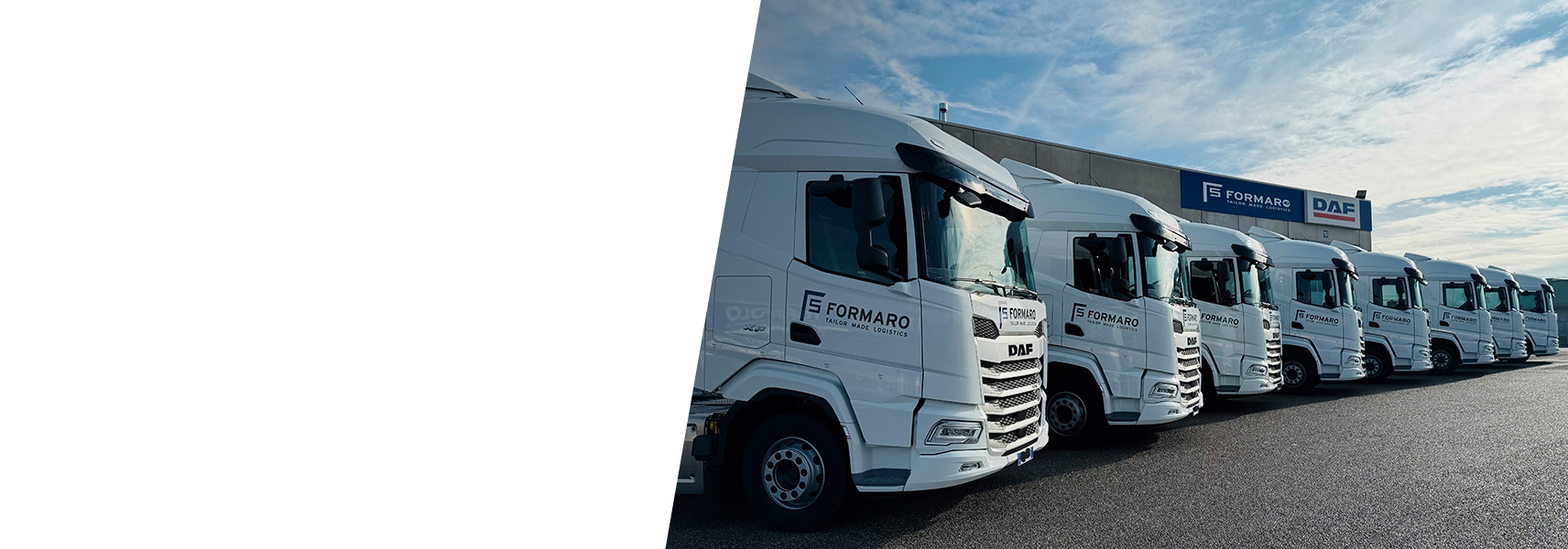 Immagine di un camion da trsporto e di un motocarro - apecar in città